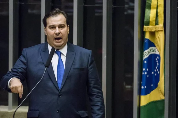 Na tribuna, Maia defende manutenção de veto a aumento para servidores