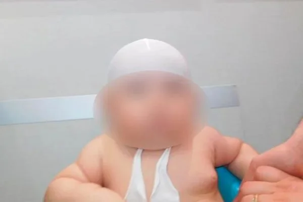Bebê com rosto borrado