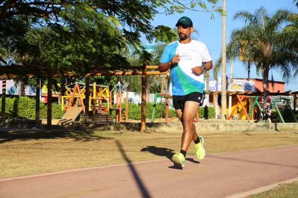 Maratonista correrá 100 km para comemorar 100 anos de Aparecida (GO)