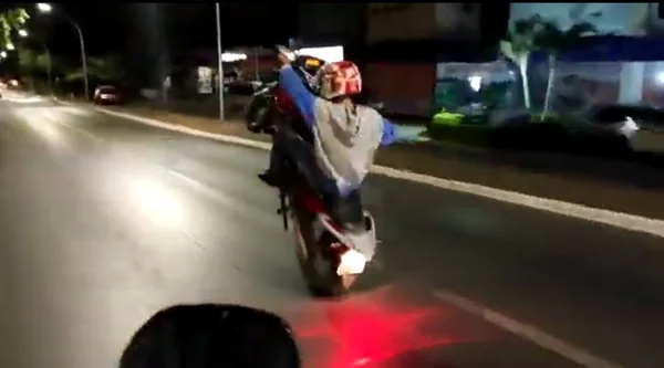 Vídeo: condutor empina moto na W3 Norte e é surpreendido por policial