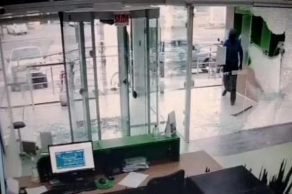 Vídeo: homem atira contra vidraça em assalto a agência bancária em SC