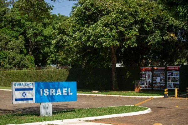Imagem colorida mostra embaixada de Israel em Brasília - Metrópoles