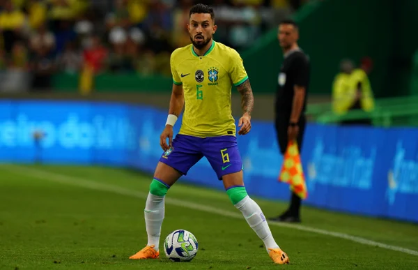 Foto colorida de Alex Telles com a camisa da Seleção Brasileira - Metrópoles