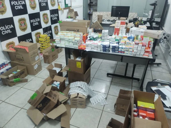 Imagem colorida mostra carga de remédios recuperada de caminhão roubado no interior de São Paulo; três pessoas foram feitas de reféns e libertadas pela Polícia Militar - Metrópoles