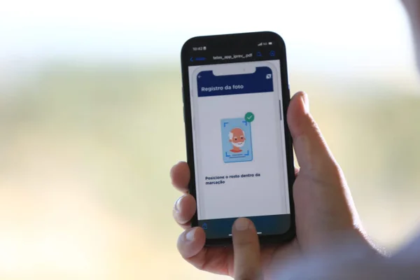 Aplicativo para prova de vida digital no DF - Metrópoles
