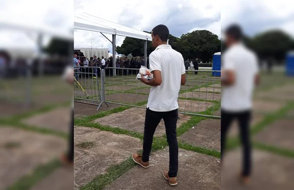Ibaneis manda distribuir suco, maçã e pão com manteiga para o público