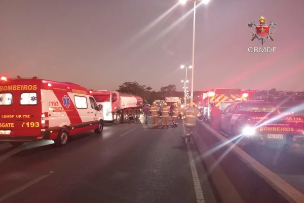 viatura dos bombeiros na ponte
