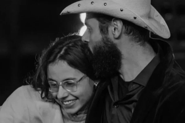 Foto em preto e branco de Caru Comparin Corrêa e do sertanejo João Carreiro - Metrópoles