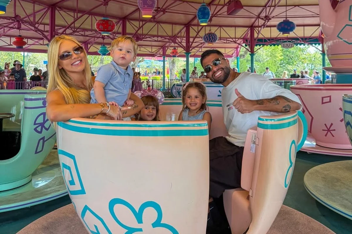 Virginia abre álbum de fotos com os filhos na Disney Virginia abre álbum de fotos com os filhos na Disney