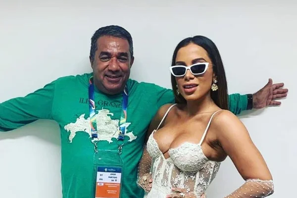 Pai choca ao revelar motivo de Anitta abandonar comando da carreira