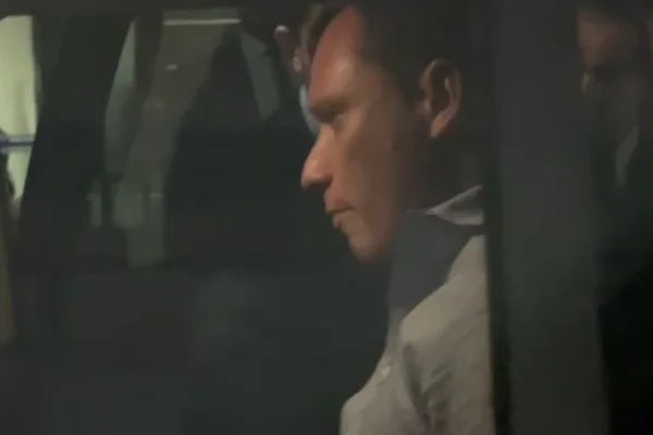 Imagem colorida mostra trecho de vídeo que mostra o momento em que mauro cid sai do STF - Metrópoles