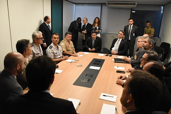 Bolsonaro ouve pedidos da segurança pública sobre Previdência