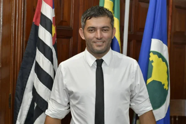 Imagem colorida de Leandro Guerreiro (PL), vereador de São Carlos que teve mandato extinto após condenação criminal transitar em julgado. - Metrópoles