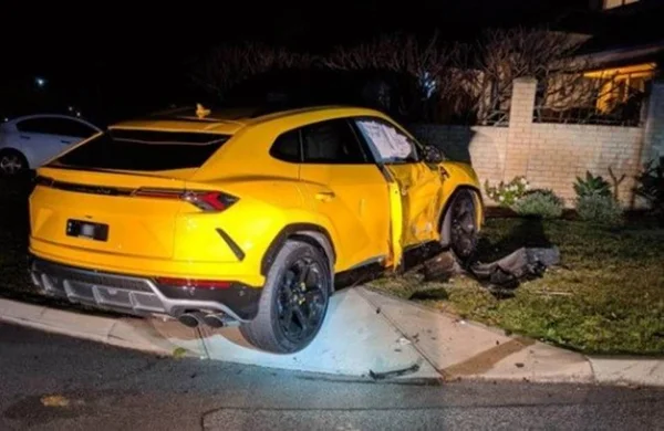Rapaz rouba carro, causa batida e destrói Lamborghini de R$ 1 mi