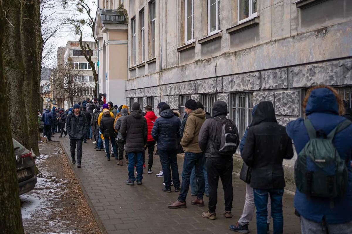 As pessoas se alinham para serem convocadas para o exército em 5 de março de 2022 em Lviv, Ucrânia. De acordo com as últimas informações, a Ucrânia suspende a evacuação de civis de Mariupol em vista do rompimento do cessar-fogo pela Rússia para abrir corredores humanitários. O saldo da guerra, de acordo com o Serviço de Emergência do Estado da Ucrânia, é de mais de 2.000 civis mortos e mais de um milhão de refugiados fugiram do país As pessoas se alinham para serem convocadas para o exército em 5 de março de 2022 em Lviv, Ucrânia. De acordo com as últimas informações, a Ucrânia suspende a evacuação de civis de Mariupol em vista do rompimento do cessar-fogo pela Rússia para abrir corredores humanitários. O saldo da guerra, de acordo com o Serviço de Emergência do Estado da Ucrânia, é de mais de 2.000 civis mortos e mais de um milhão de refugiados fugiram do país