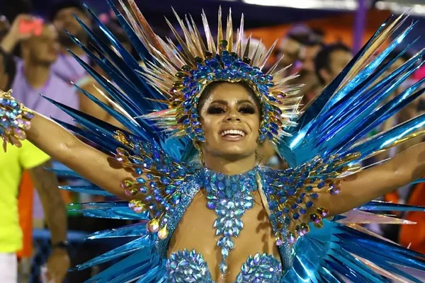 De fio-dental, Lexa coloca bumbum para cima na Sapucaí