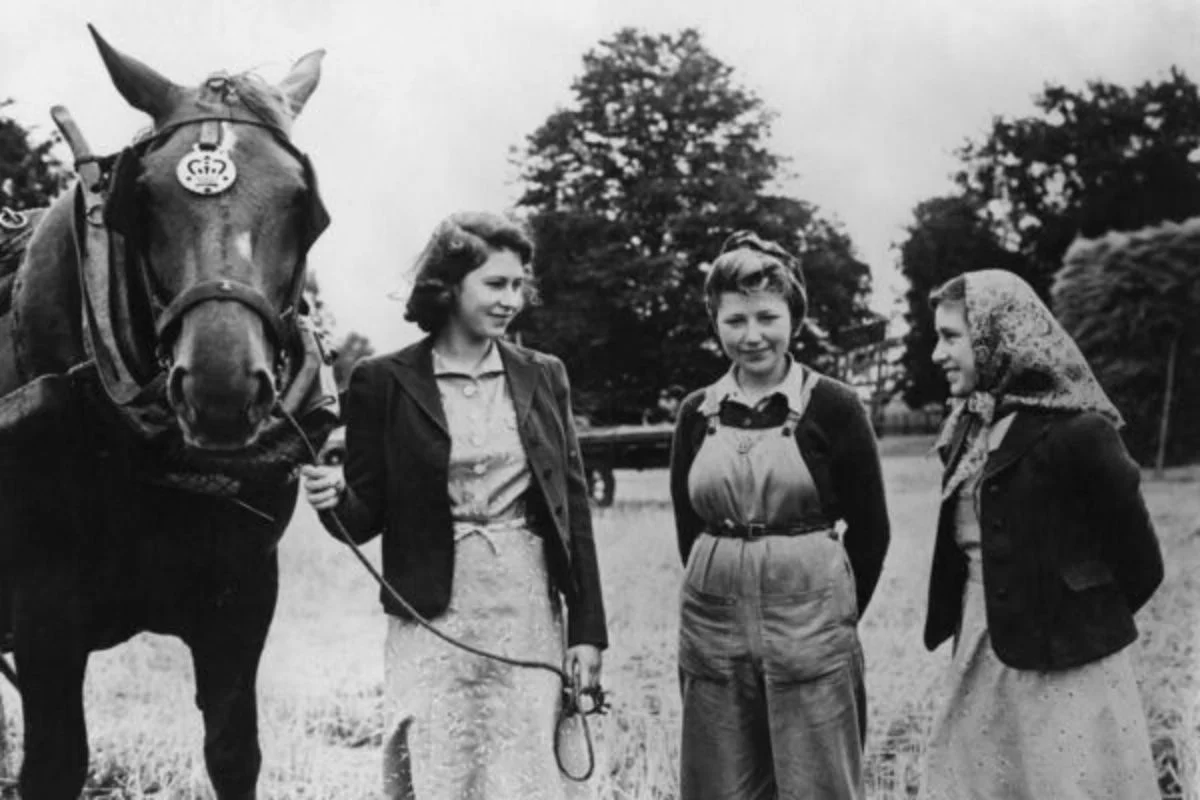 Elizabeth e Margaret conversam com uma jovem em Sandringham, em 1943 Elizabeth e Margaret conversam com uma jovem em Sandringham, em 1943