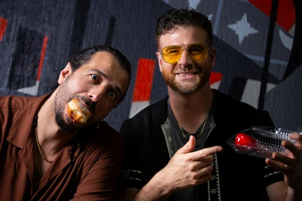 Morango do amor? Banda Magic! testa doce famoso e reage