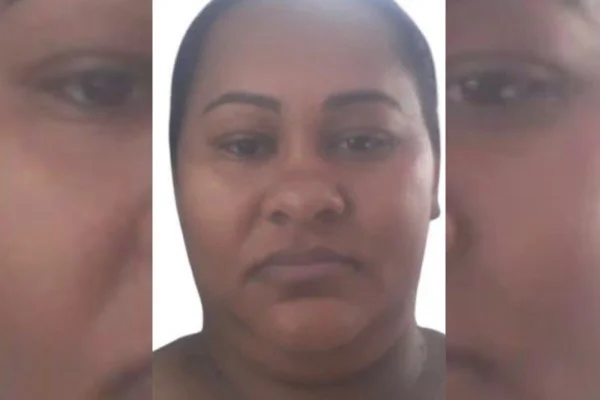 Rosto de mulher parda, séria, com cabelos presos - Metrópoles
