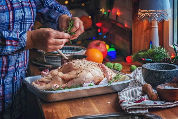 Foto de homem temperando peru de Natal - Metrópoles