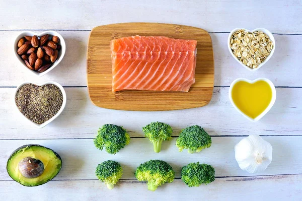 Imagem colorida de várias opções de alimentos saudáveis para o coração - Metrópoles