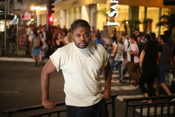 Número de brasileiros que se declaram pretos cresce 14,9%, diz IBGE