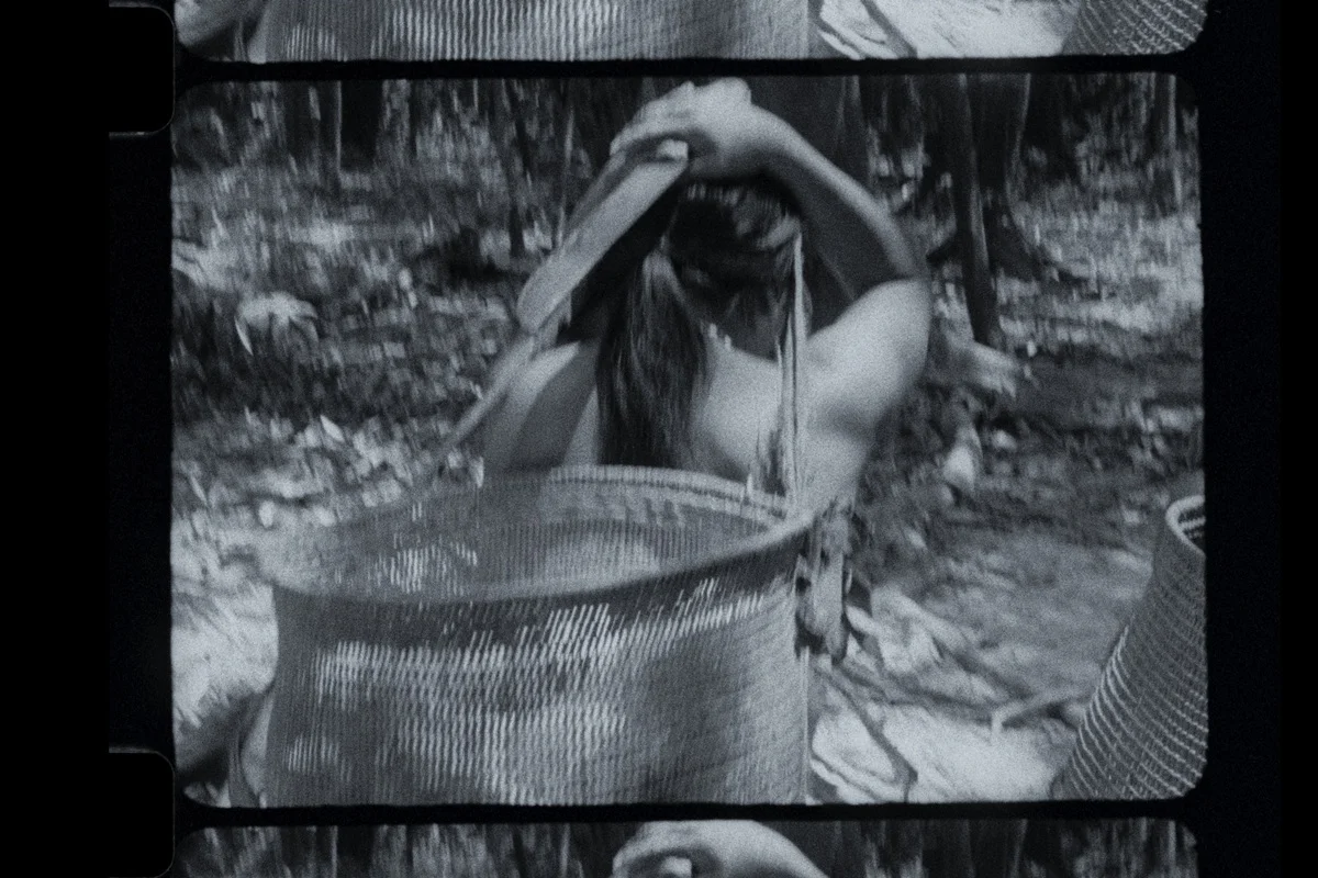 Mulher carregando fardos Mulher carregando fardos