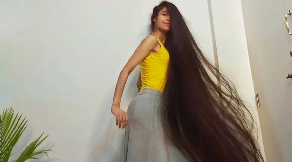 Jovem tem o maior cabelo da índia