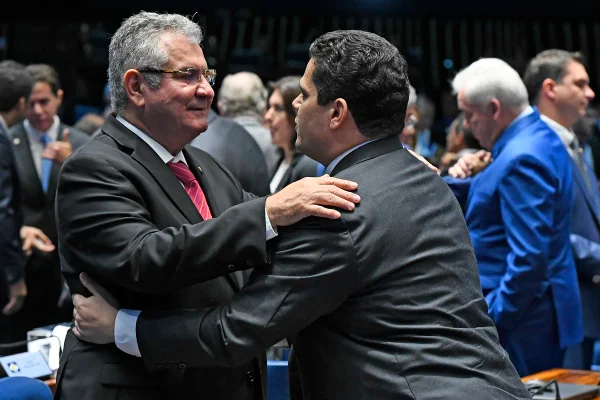 Os senadores Angelo Coronel e Davi Alcolumbre se cumprimentam no plenário lotado do Senado Federal - Metrópoles