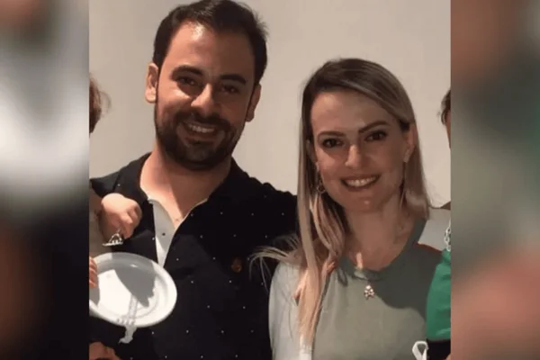 Imagem colorida de empresário corinthiano e esposa palmeirense - Metrópoles