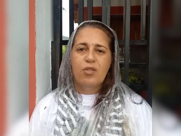 Imagem colorida de Silvia Santos, a irmã de uma das vítimas do acidente com um helicóptero no Vale do Paraíba, em São Paulo - Metrópoles