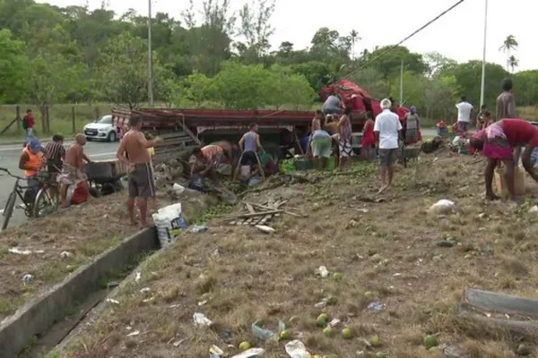 caminhão tomba em pernambuco