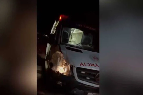 Imagem colorida de ambulância que sofreu acidente