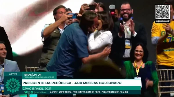 Após ser chamado de gay por Maia, Bolsonaro beija Michelle em evento
