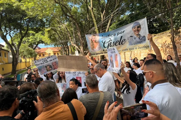Imagem colorida de participantes de ato pedindo justiça por Gisele. Metrópoles