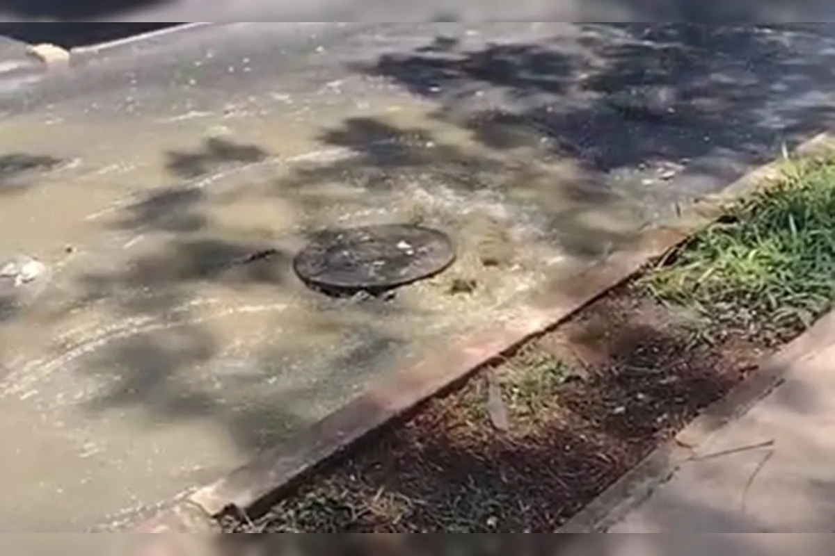 Esgoto transborda de bueiro em avenida próxima ao centro de Taguatinga