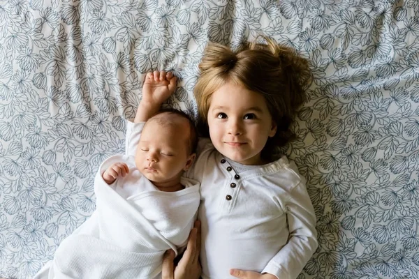 menina e bebê