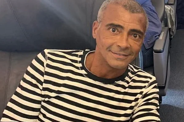 Romário usa blusa listrada durante voo - Metrópoles