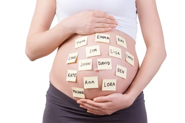 Grávida com nomes de bebês na barriga