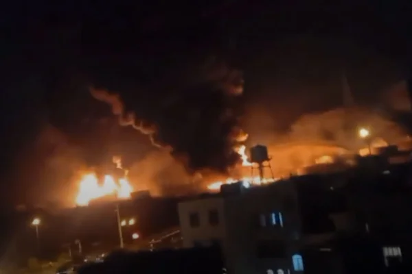Foto colorida de explosão em depósito de petróleo em Teerã, no Irã, após ataque israelense - Metrópoles