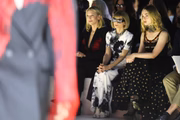Wintour ao lado de Elle Fanning em desfile