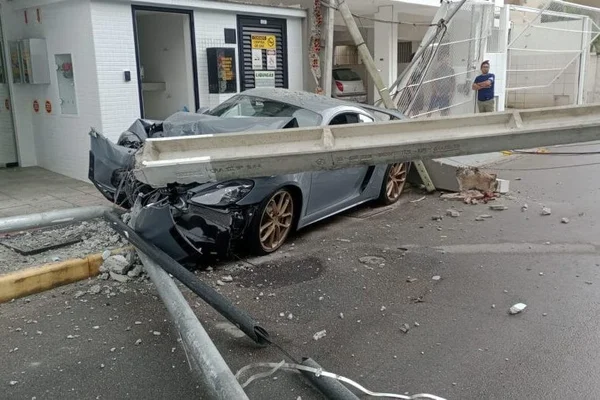 Foto de Porsche sob poste em acidente de trânsito - Metrópoles