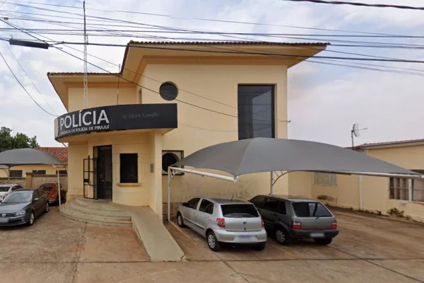 Imagem colorida de delegacia de Pirajuí. Metrópoles