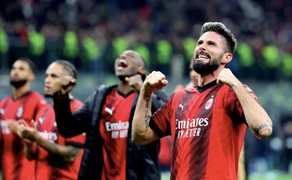 Imagem mostra jogador Olivier Giroud comemorando gol - Metrópoles