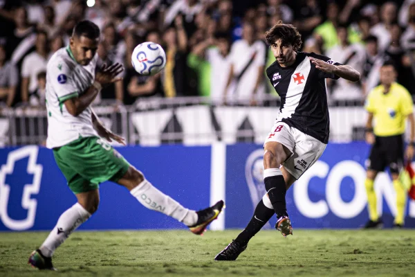 JP, do Vasco, desabafa após expulsão polêmica em derrota