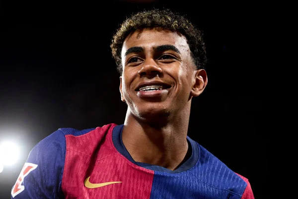 Foto colorida de Lamine Yamal, após jogo do Barcelona - Metrópoles
