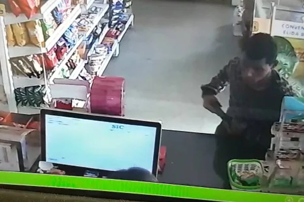 Vídeo: armado, homem entra em loja de conveniência e rende caixa