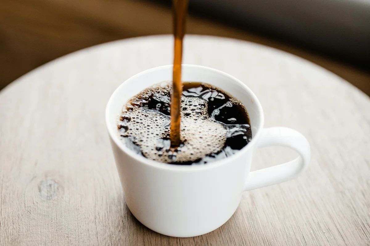 Consumo excessivo de café pode enfraquecer os ossos em mulheres idosas