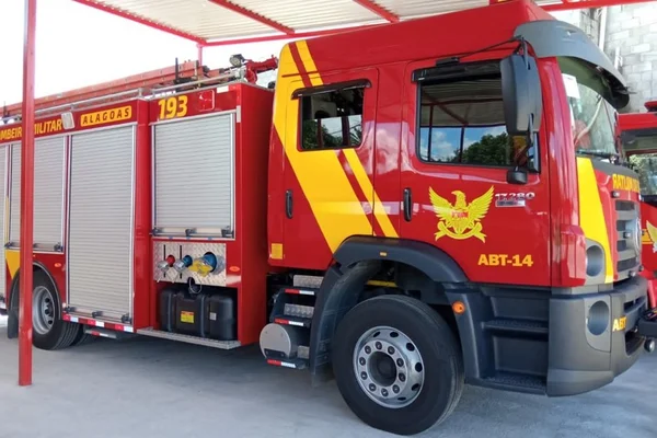 Imagem colorida mostra carro do Corpo de Bombeiros de Alagoas - Metrópoles