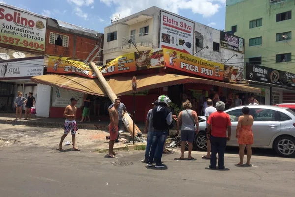 No DF, motorista bate em cinco carros, derruba poste e foge